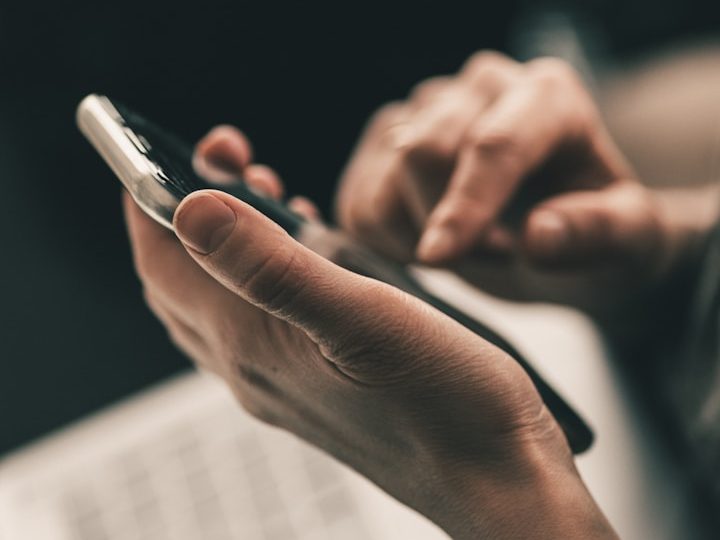 Person nutzt ein Smartphone zur Kontaktaufnahme mit Ponyhof Chlan – Flexible Kinder- und Jugendhilfe.